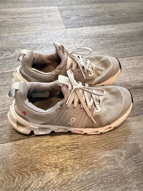 On Running Cloud Sneaker in Light Grey